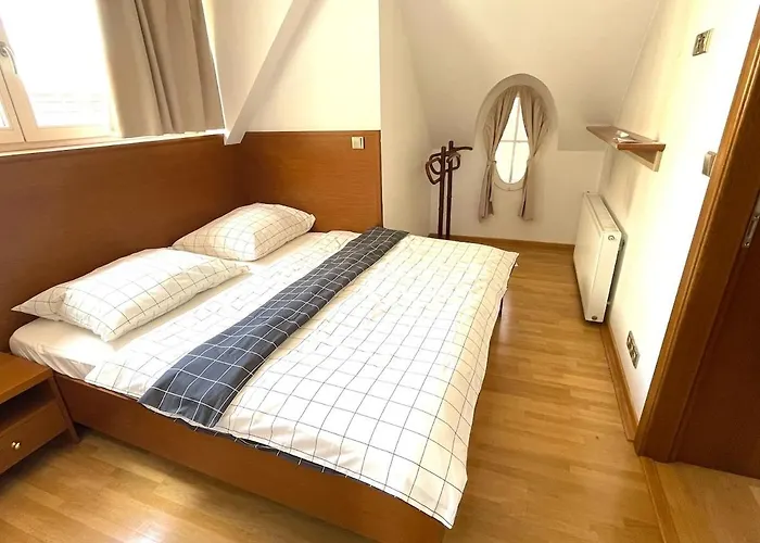 Huge With Private Parking In Center Daire