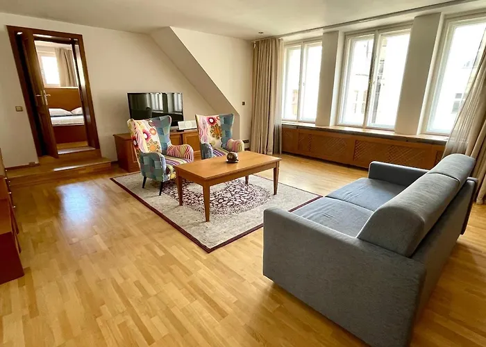 Huge With Private Parking In Center Daire Prag