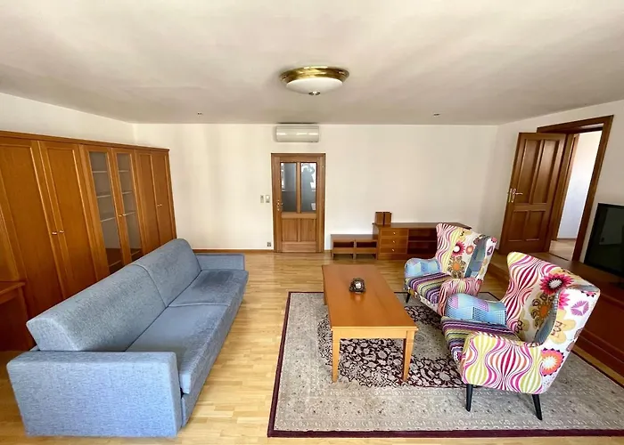 Huge With Private Parking In Center Prag
