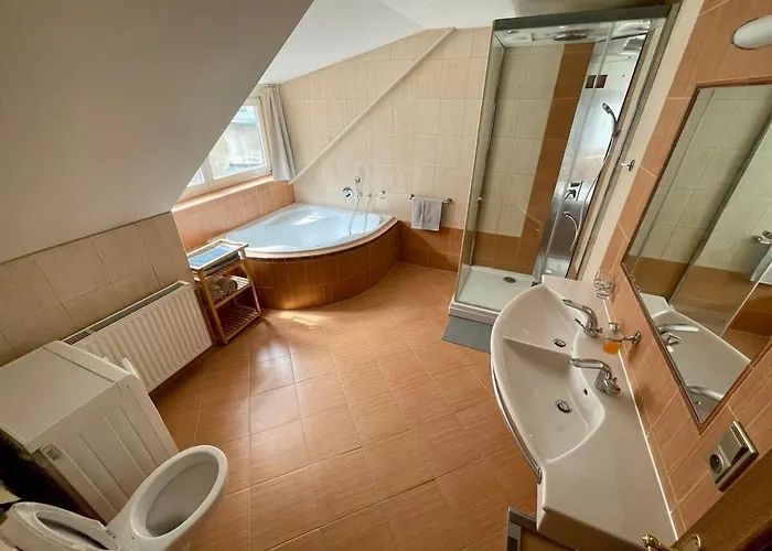 Huge With Private Parking In Center Daire