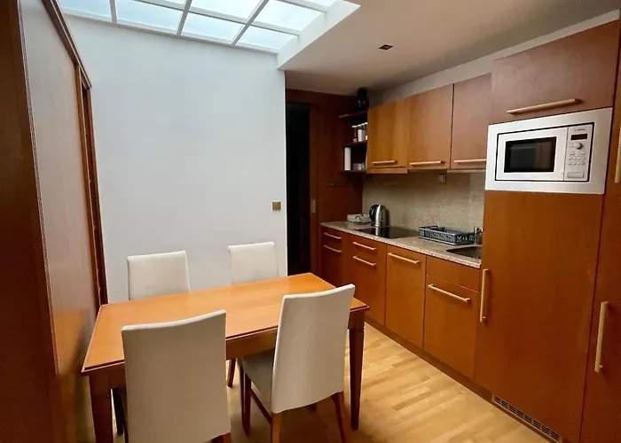 Huge With Private Parking In Center Daire Prag