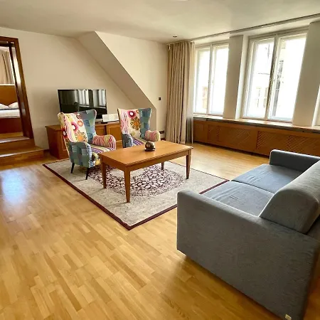 Huge With Private Parking In Center Daire Prag